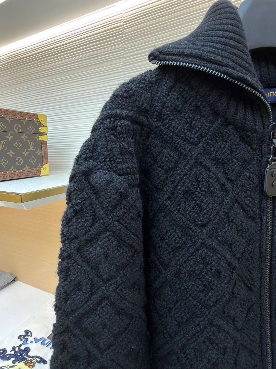 LOUIS VUITTON1V SKI ski series three-dimensional embossed full-print jacket [women's clothing] ●Original version: purchased and developed in 19942 ●Item number: 1681584-E40 ●Fabric: wool blended fabric ●Technology: embossed printing production ●Color: black ●Version: suitable version ●Weight: about 968 grams ●Size: S-M-L ●Description: Ski 🎿 series Customized cashmere wool yarn weaving, jacquard processing, showing a three-dimensional concave and convex shape, lapel jacket version, ready-to-wear zipper placket, narrowed by elastic pit thread wrapping, the overall look is advanced and casual, the whole body is embellished with four-leaf clover element jacquard, which collides with fashion tones, the stretch fabric is more tolerant, the overall line is straight and delicate, the fabric is comfortable and soft, the color is consistent and has no color difference. It can be matched with the same style to create a fashionable look and control various occasions. Customized accessories, complete three standards, the same style for men and women!